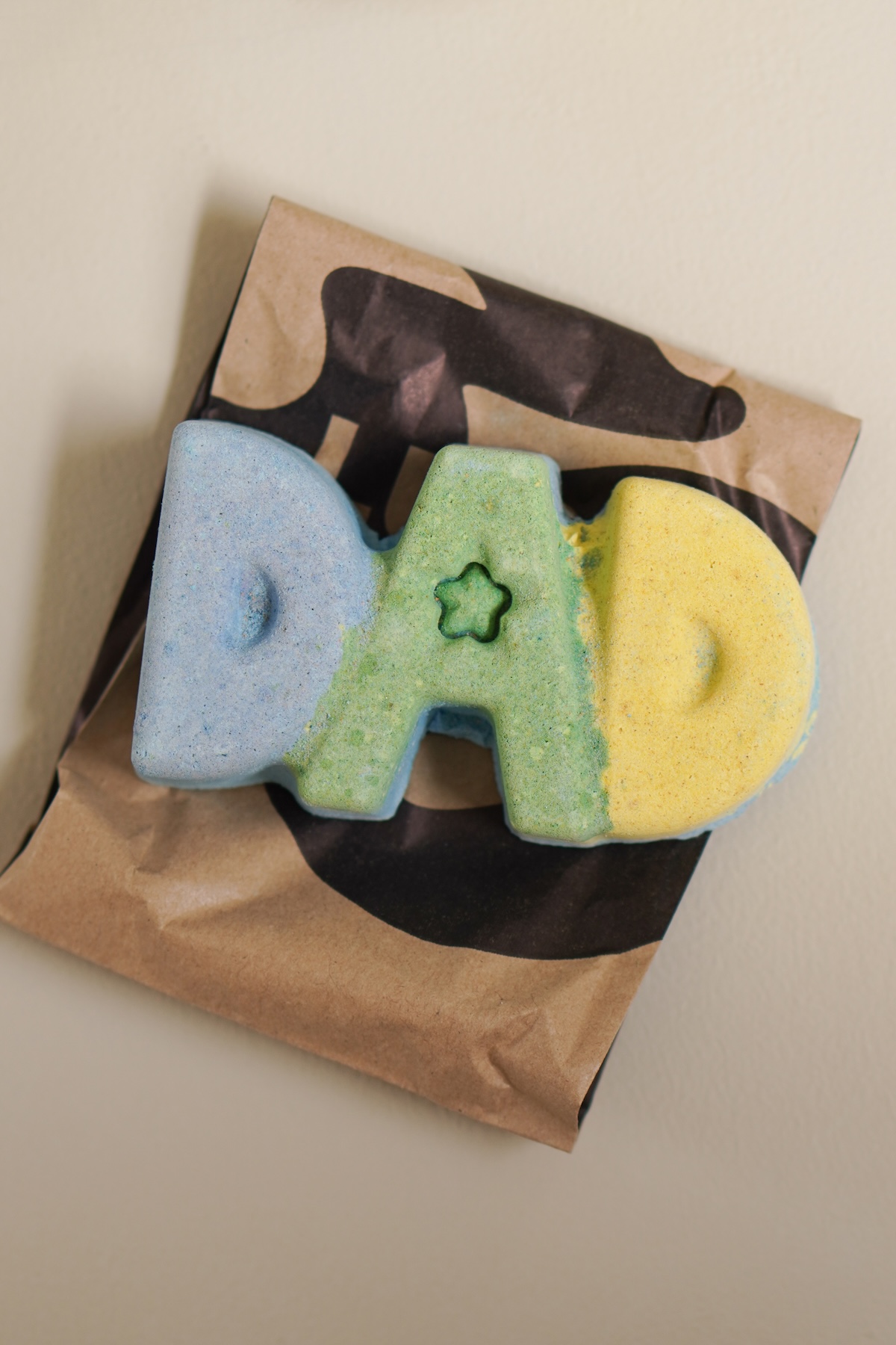 Lush Vaderdag collectie 2026 review: frisse cadeaus voor Vaderdag Dad Bath Bomb van Lush met pepermunt en Epsomzout