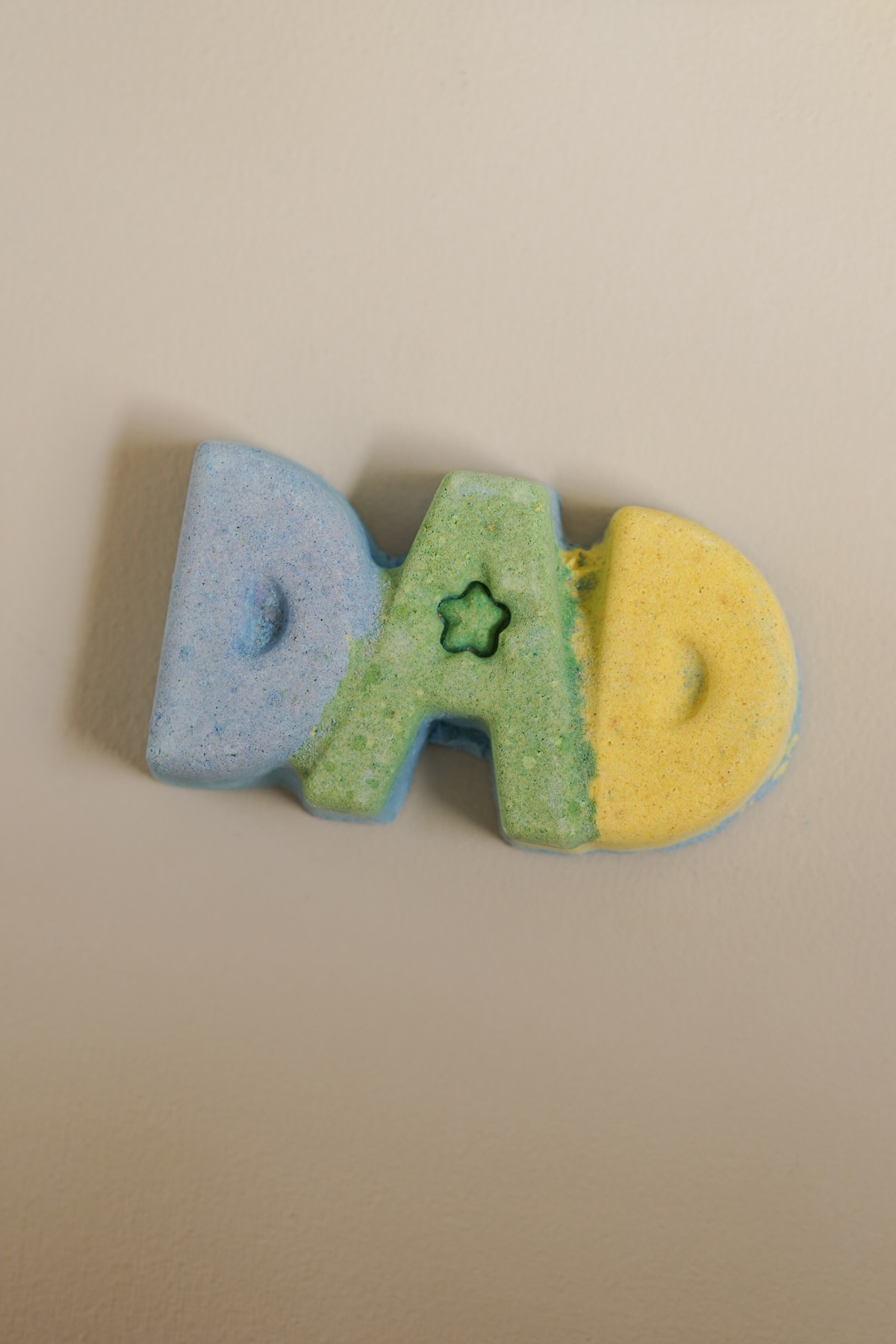 Lush Vaderdag collectie 2026 review: frisse cadeaus voor Vaderdag Dad Bath Bomb van Lush met pepermunt en Epsomzout