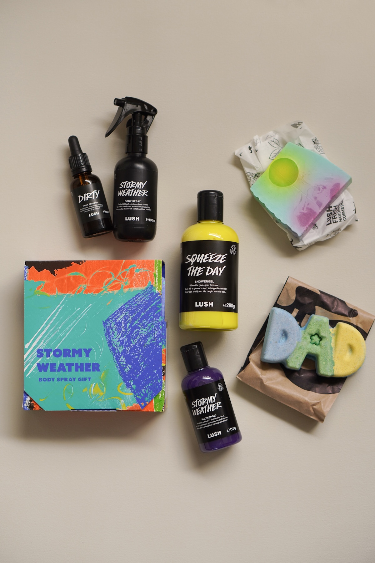 Lush Vaderdag collectie 2026 review: frisse cadeaus voor Vaderdag Lush Vaderdag collectie 2026 met Dad bath bomb, To The Moon And Back zeep, Squeeze The Day showergel en Dirty Hair & Beard Oil