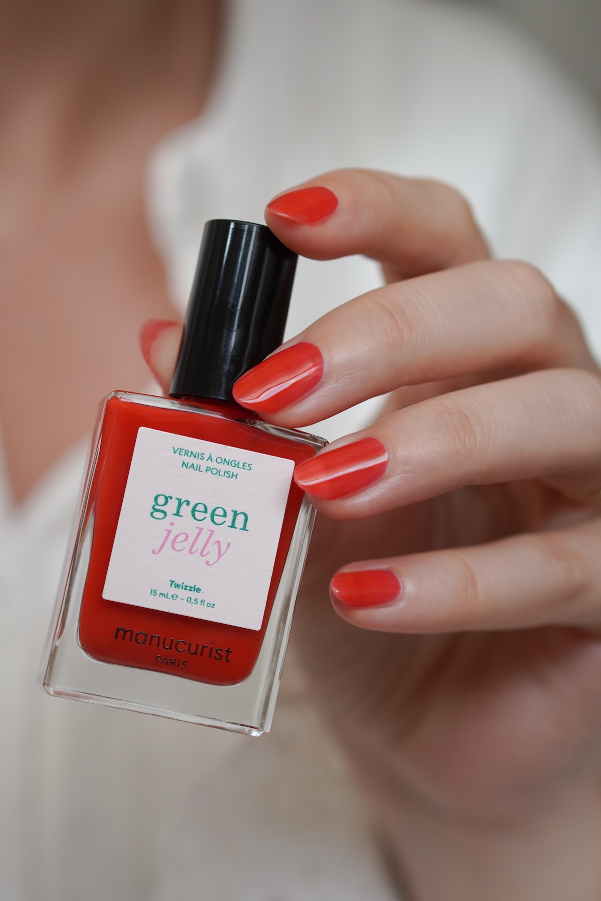 Manucurist Green Jelly Twizzle felrood warme ondertoon nagellak swatch